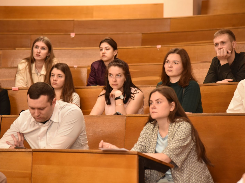 Круглий стіл на тему: "Клінічна анатомія порожнини носа та навколоносових пазух з позиції FESS"