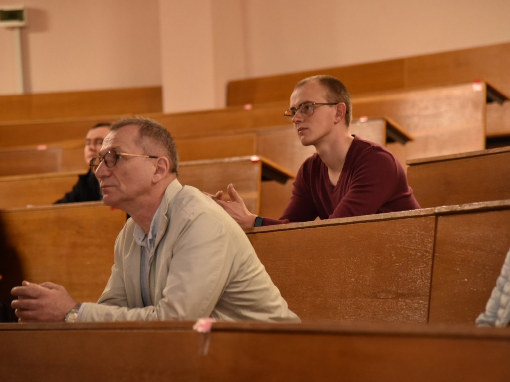 Круглий стіл на тему: "Клінічна анатомія порожнини носа та навколоносових пазух з позиції FESS"