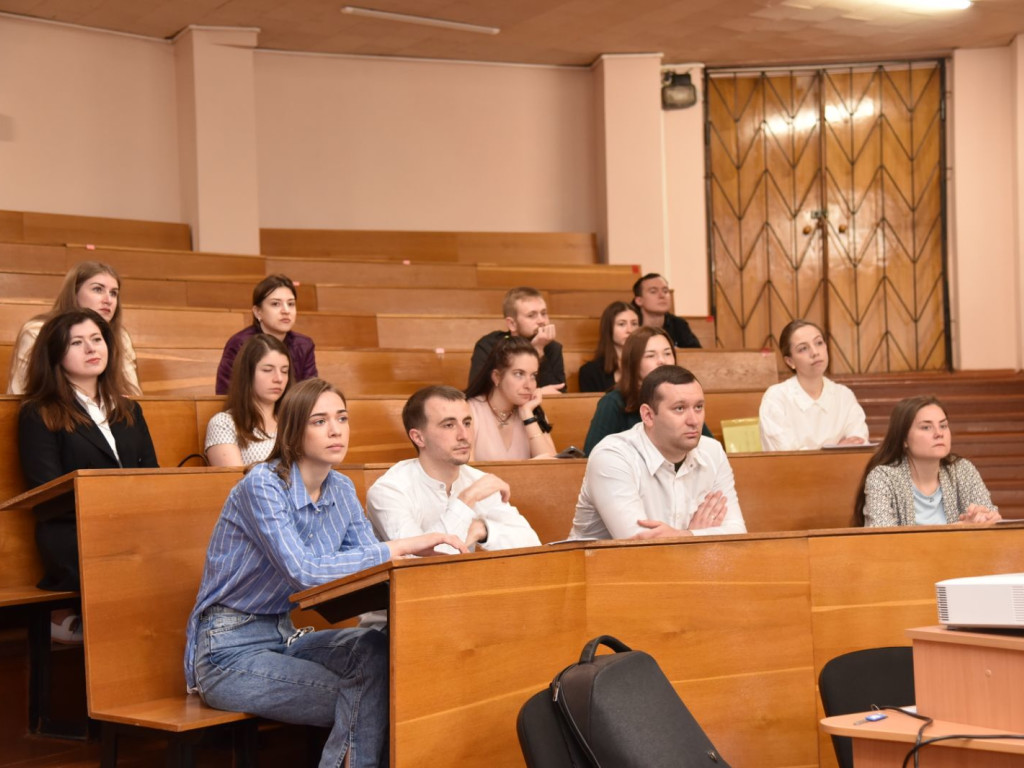 Круглий стіл на тему: "Клінічна анатомія порожнини носа та навколоносових пазух з позиції FESS"