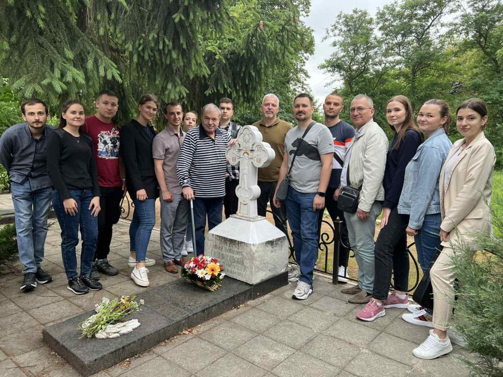 Покладання квітів на могилу Скліфосовського М.В.